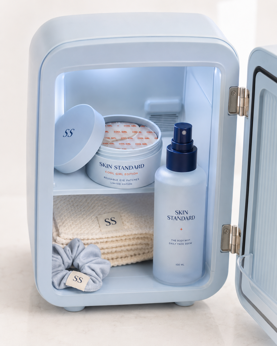 Cool Girl Edition et Daily Face Dew dans le mini réfrigérateur Skin Standard